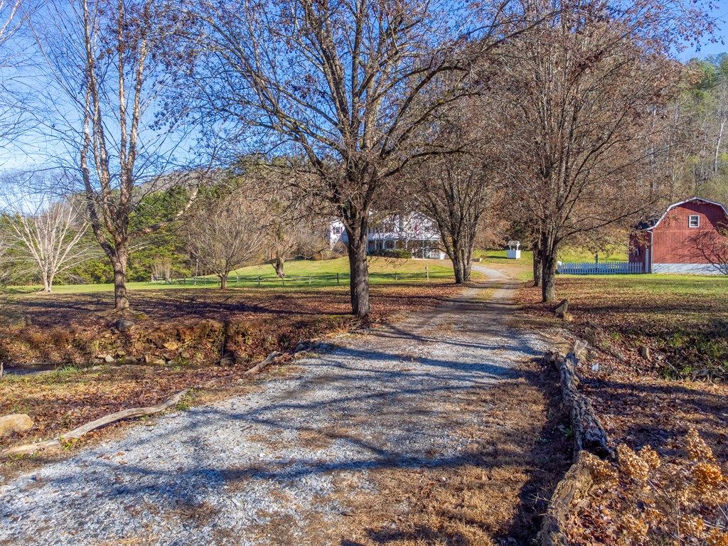 Photo of 359 Husky Road, Bryson City, NC 28713 (MLS # 26042893)