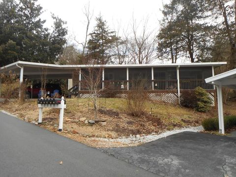 Photo of 201 Country Woods Dr, Franklin, NC 28734 (MLS # 26045297)