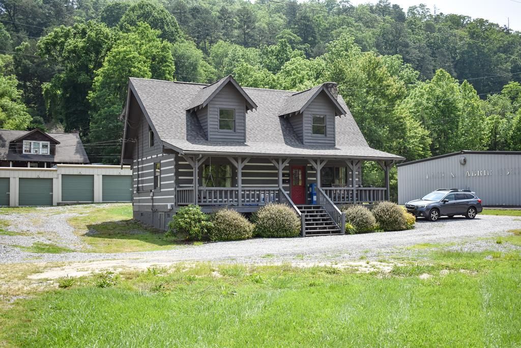 Photo of 15 Blackwolf Ridge Rd, Whittier, NC 28789 (MLS # 26041227)