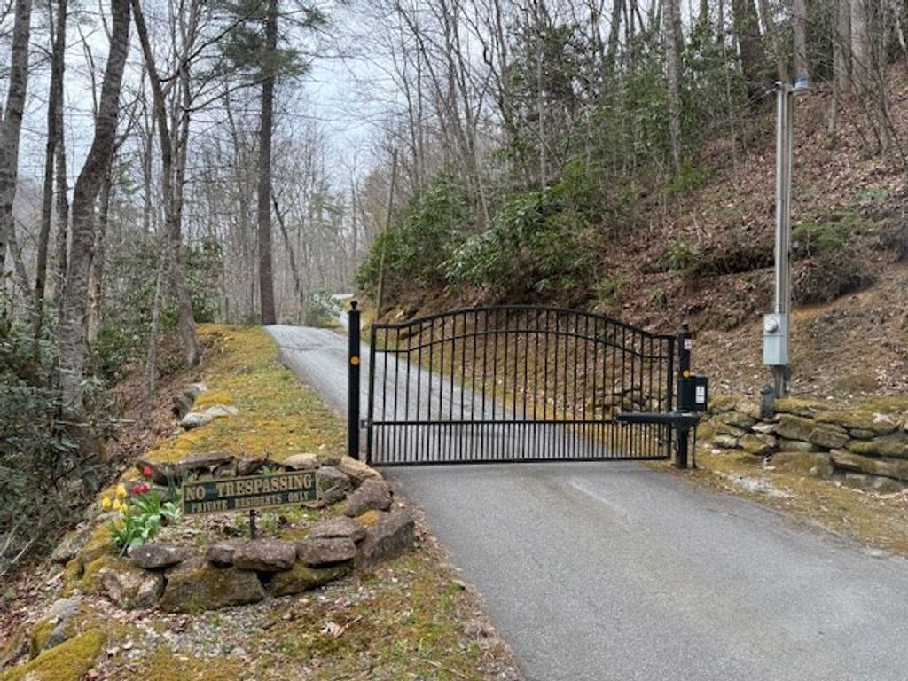 Photo of 68 Parachute Ridge, Glenville, NC 28736 (MLS # 26046783)
