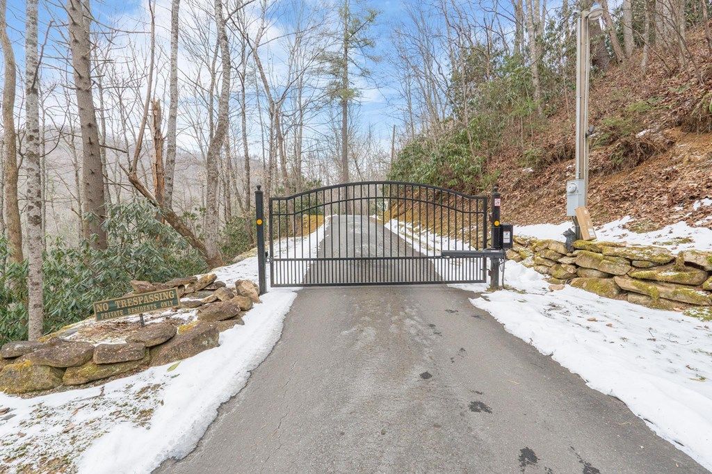 Photo of 68 Parachute Ridge, Glenville, NC 28736 (MLS # 26046783)