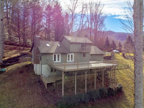 Photo of 66 Woodcrest Circle, Franklin, NC 28734 (MLS # 26043020)