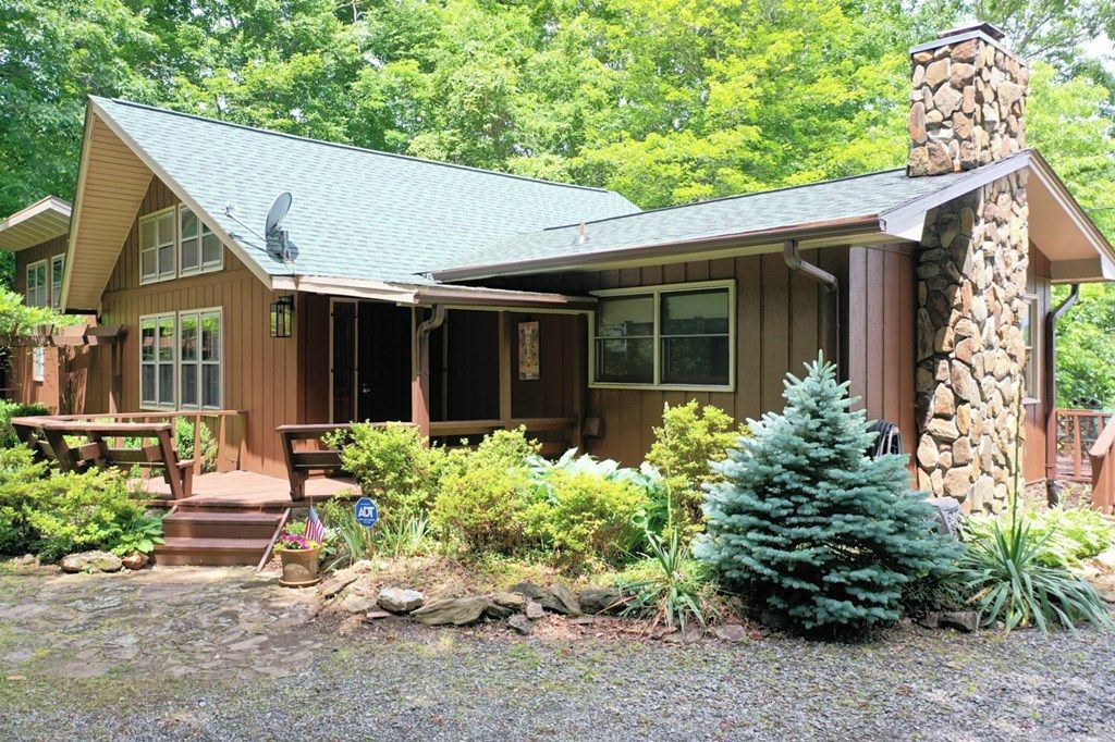 Photo of 227 Cool Springs Rd, Whittier, NC 28789 (MLS # 26041551)