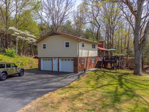 Photo of 409 Dellwood Rd, Franklin, NC 28734 (MLS # 26046954)