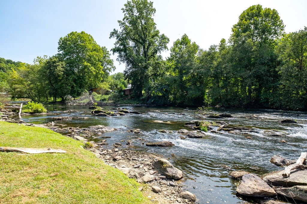 Whittier, North Carolina 28789, United States, 4 Bedrooms Bedrooms, ,3 BathroomsBathrooms,Residential,Active,42621