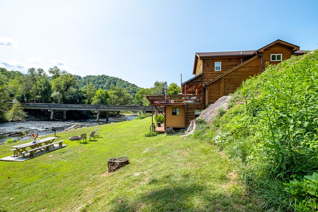 Whittier, North Carolina 28789, United States, 4 Bedrooms Bedrooms, ,3 BathroomsBathrooms,Residential,Active,42621