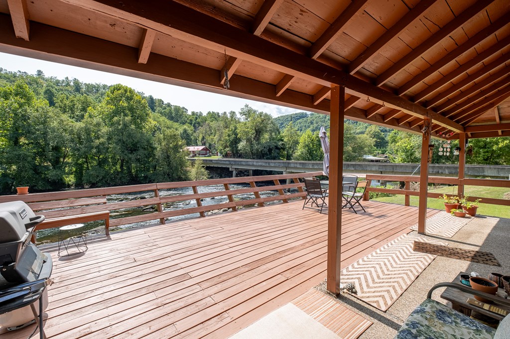 Whittier, North Carolina 28789, United States, 4 Bedrooms Bedrooms, ,3 BathroomsBathrooms,Residential,Active,42621