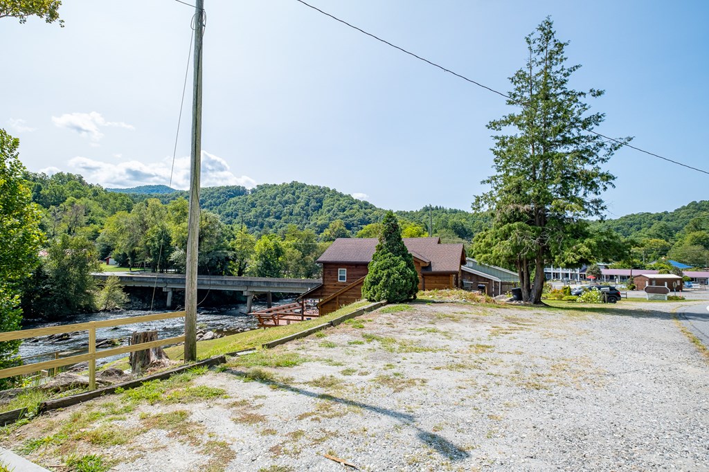 Whittier, North Carolina 28789, United States, 4 Bedrooms Bedrooms, ,3 BathroomsBathrooms,Residential,Active,42621