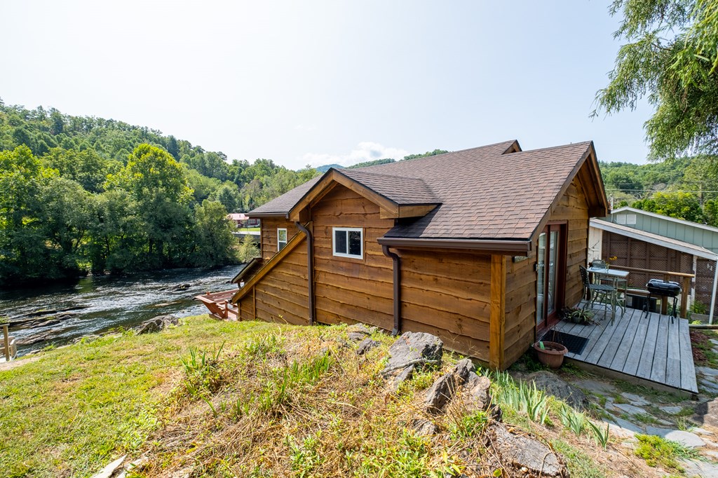 Whittier, North Carolina 28789, United States, 4 Bedrooms Bedrooms, ,3 BathroomsBathrooms,Residential,Active,42621