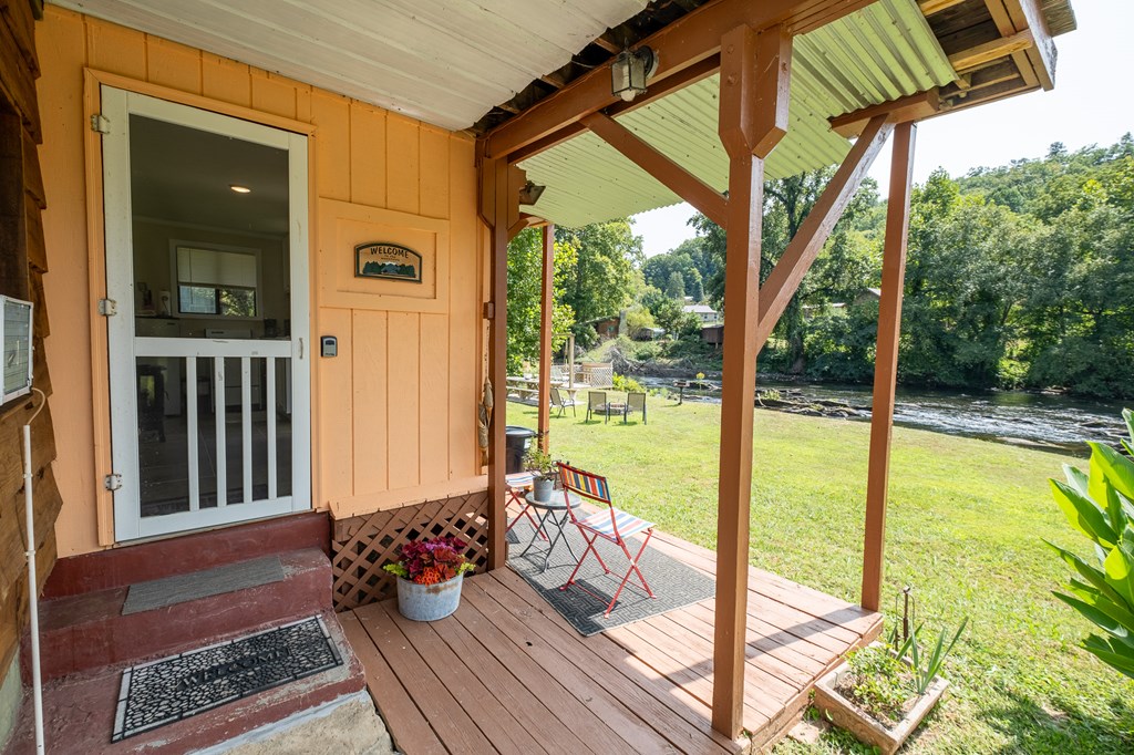 Whittier, North Carolina 28789, United States, 4 Bedrooms Bedrooms, ,3 BathroomsBathrooms,Residential,Active,42621