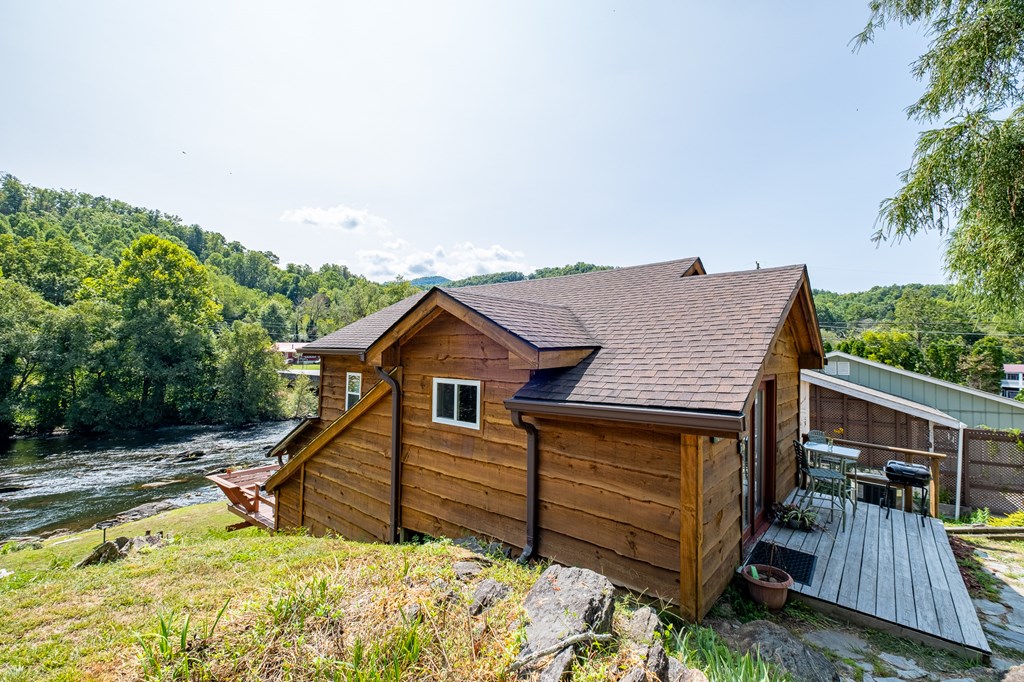 Whittier, North Carolina 28789, United States, 4 Bedrooms Bedrooms, ,3 BathroomsBathrooms,Residential,Active,42621