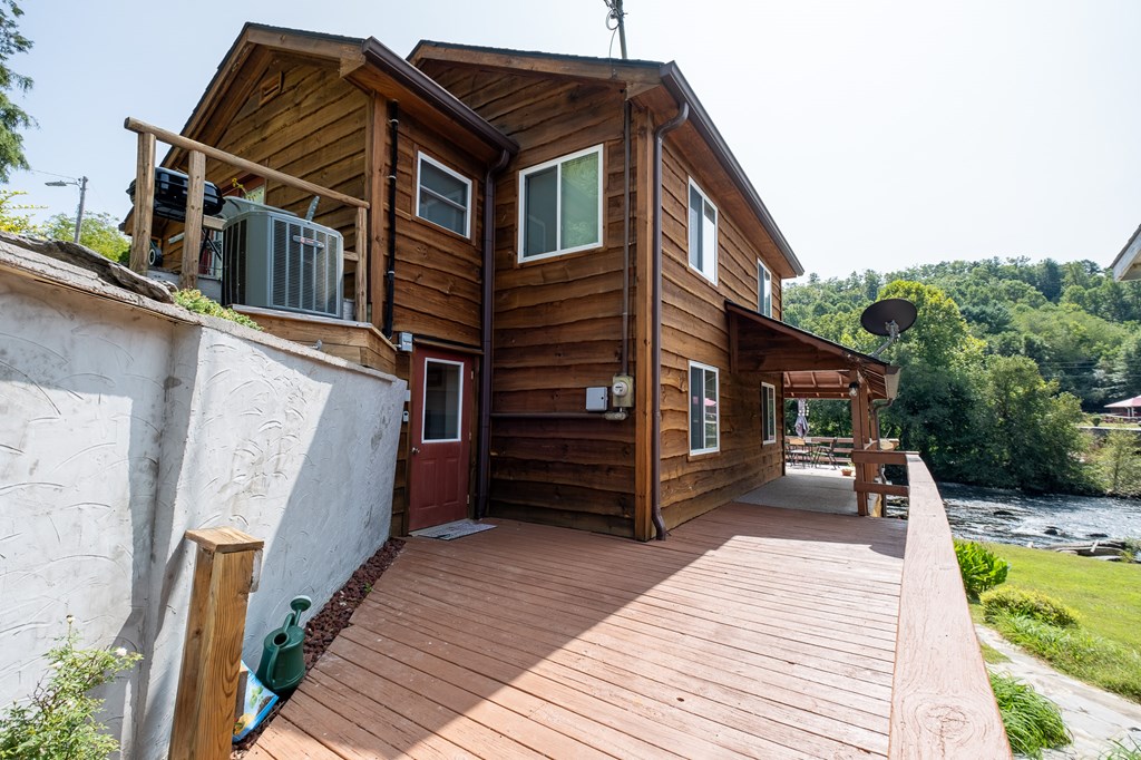 Whittier, North Carolina 28789, United States, 4 Bedrooms Bedrooms, ,3 BathroomsBathrooms,Residential,Active,42621