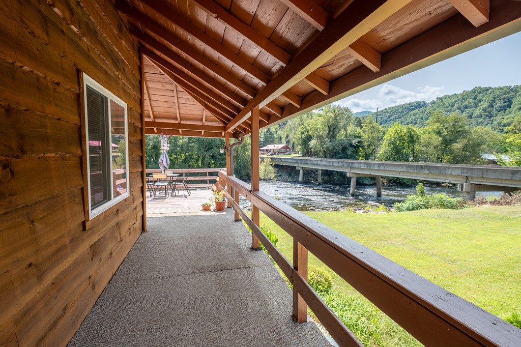 Whittier, North Carolina 28789, United States, 4 Bedrooms Bedrooms, ,3 BathroomsBathrooms,Residential,Active,42621