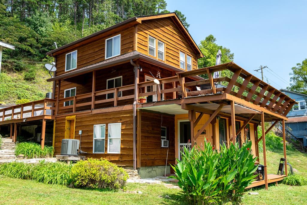 Whittier, North Carolina 28789, United States, 4 Bedrooms Bedrooms, ,3 BathroomsBathrooms,Residential,Active,42621