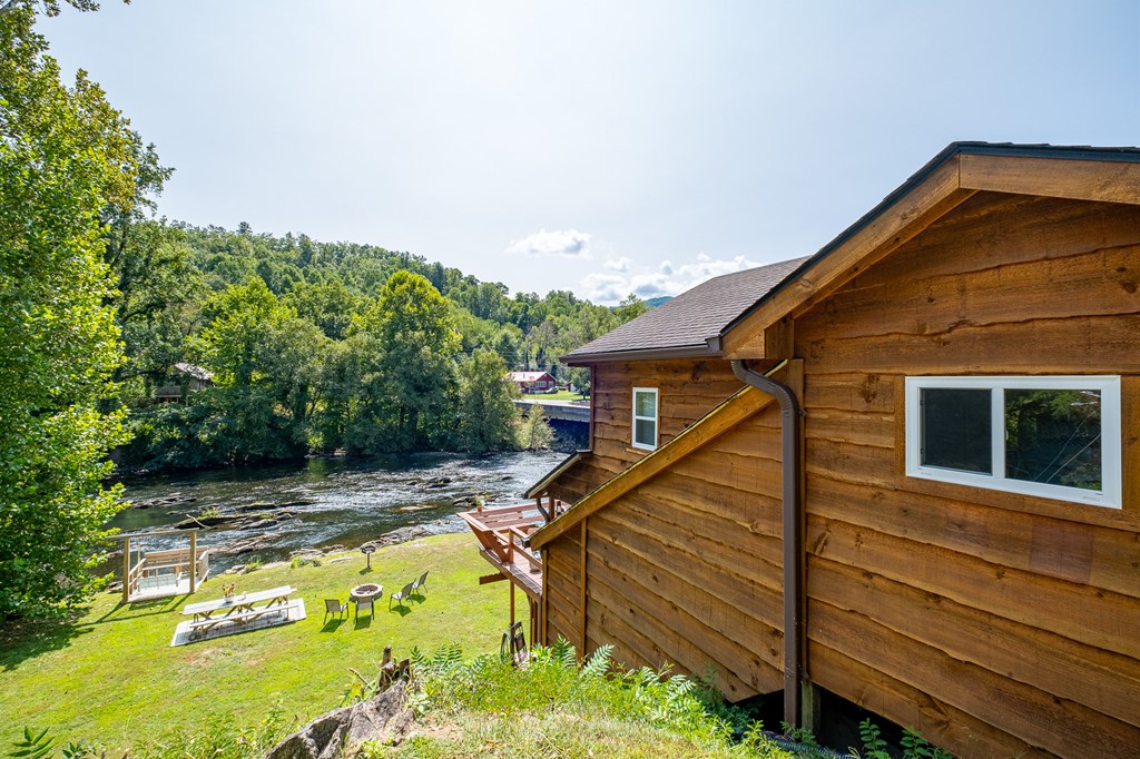 Whittier, North Carolina 28789, United States, 4 Bedrooms Bedrooms, ,3 BathroomsBathrooms,Residential,Active,42621