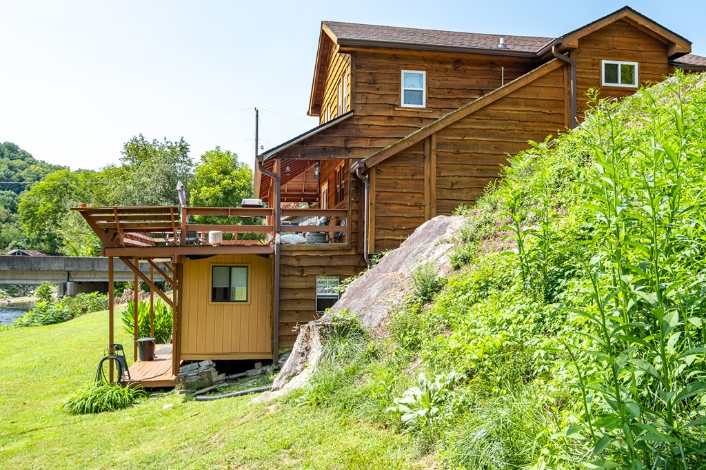 Whittier, North Carolina 28789, United States, 4 Bedrooms Bedrooms, ,3 BathroomsBathrooms,Residential,Active,42621