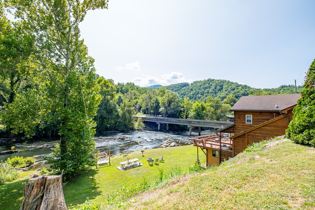 Whittier, North Carolina 28789, United States, 4 Bedrooms Bedrooms, ,3 BathroomsBathrooms,Residential,Active,42621