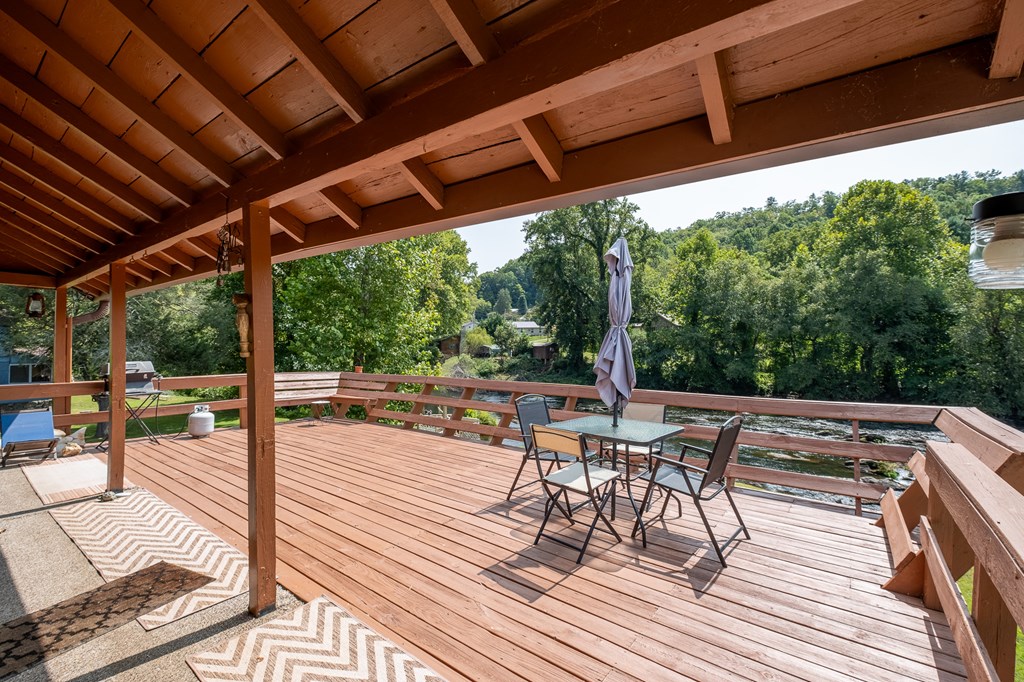 Whittier, North Carolina 28789, United States, 4 Bedrooms Bedrooms, ,3 BathroomsBathrooms,Residential,Active,42621