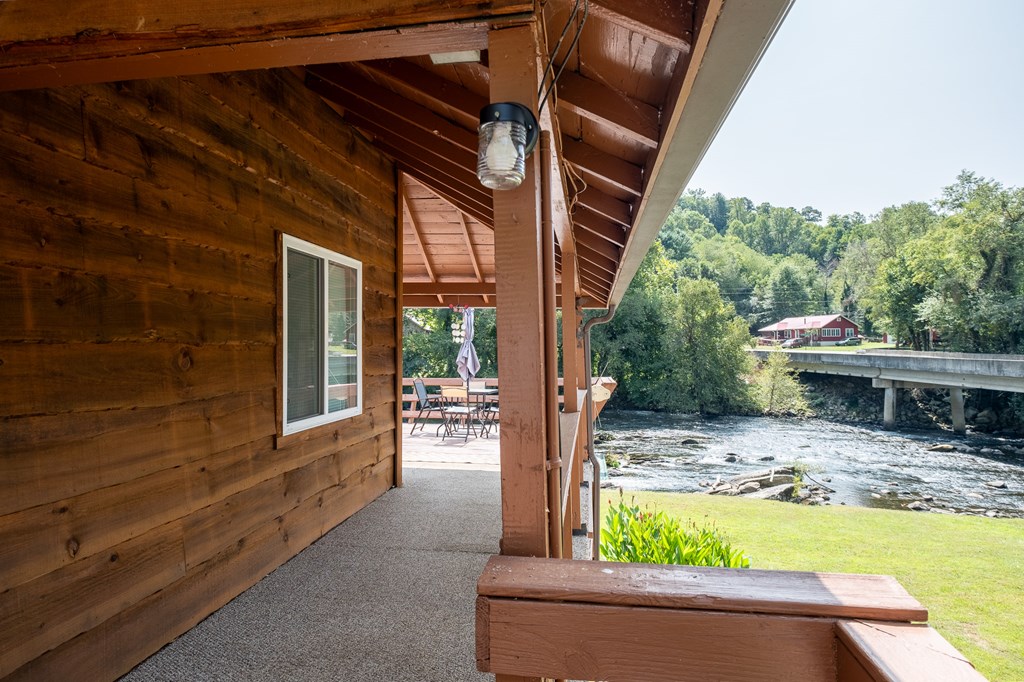 Whittier, North Carolina 28789, United States, 4 Bedrooms Bedrooms, ,3 BathroomsBathrooms,Residential,Active,42621