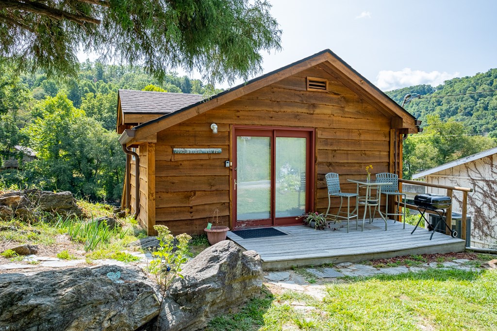 Whittier, North Carolina 28789, United States, 4 Bedrooms Bedrooms, ,3 BathroomsBathrooms,Residential,Active,42621