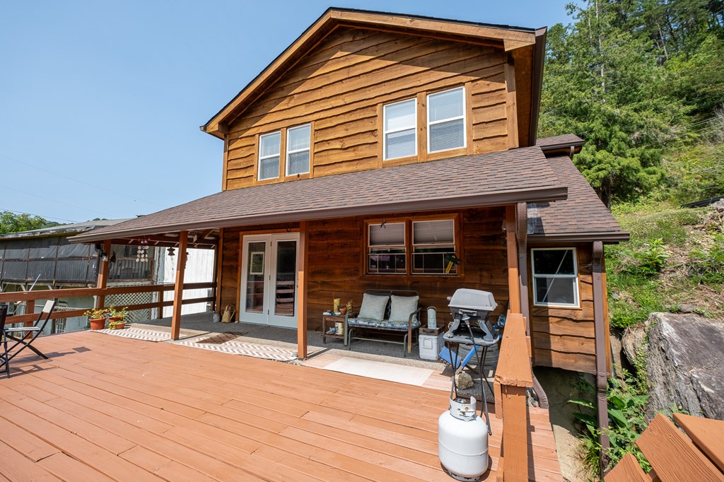 Whittier, North Carolina 28789, United States, 4 Bedrooms Bedrooms, ,3 BathroomsBathrooms,Residential,Active,42621