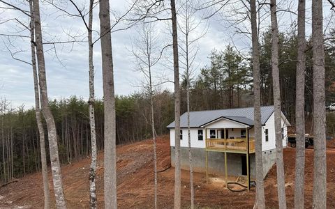 Photo of 672 Piney Grove Rd, Franklin, NC 28734 (MLS # 26042818)