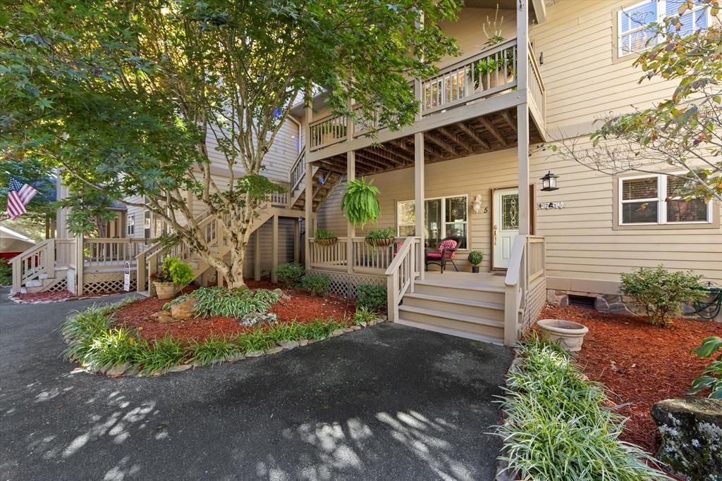 Photo of 120 White Oak Pointe Unit 5, Whittier, NC 28789 (MLS # 26046757)