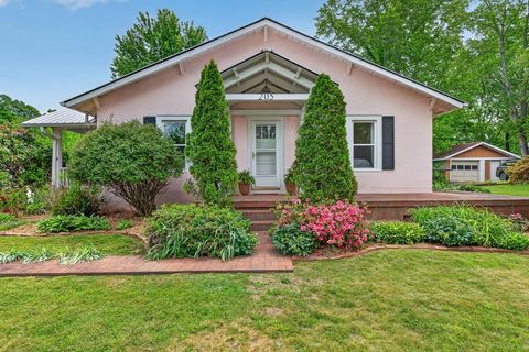 Photo of 205 Bidwell St, Franklin, NC 28734 (MLS # 26047234)
