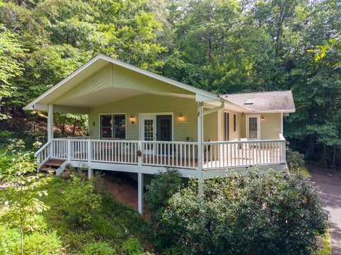 Photo of 425 Holly Terrace Rd, Franklin, NC 28734 (MLS # 26048316)