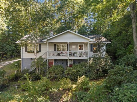 Photo of 296 Ivy Ridge Cir, Sylva, NC 28779 (MLS # 26042396)