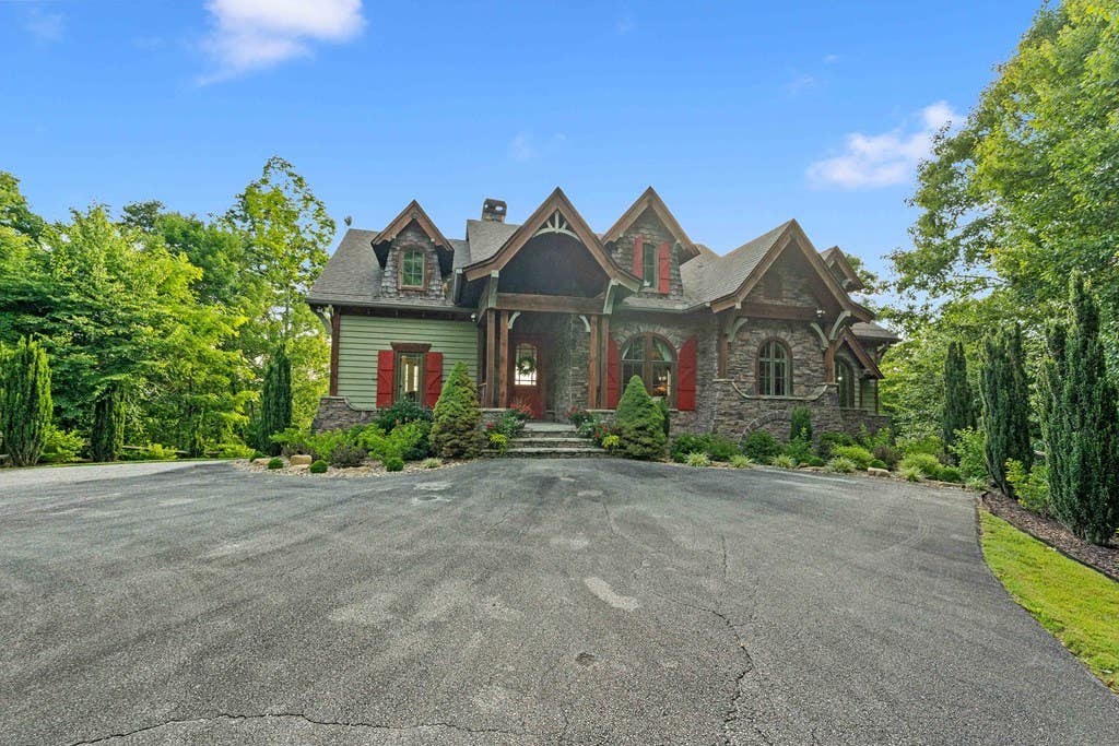 Photo of 1653 Alarka Highlands Dr, Bryson City, NC 28713 (MLS # 26047706)