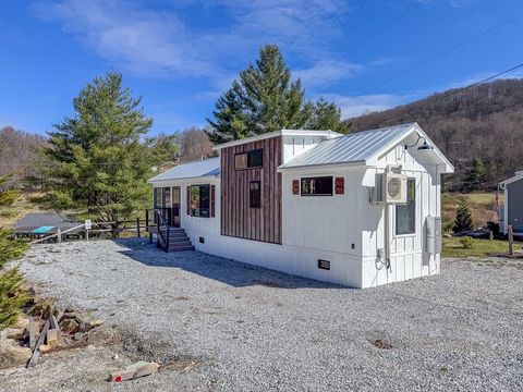 Photo of 122 Mountain Breeze Ridge, Scaly Mountain, NC 28775 (MLS # 26046661)