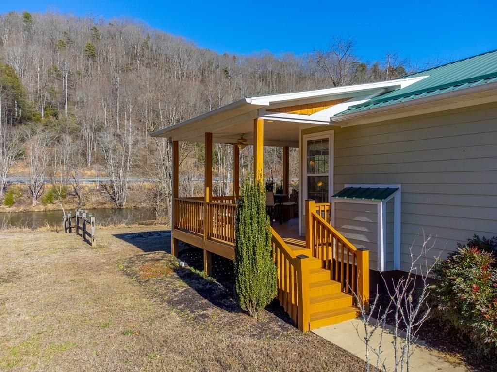 Photo of 990 Hornet Dr, Whittier, NC 28789 (MLS # 26045392)