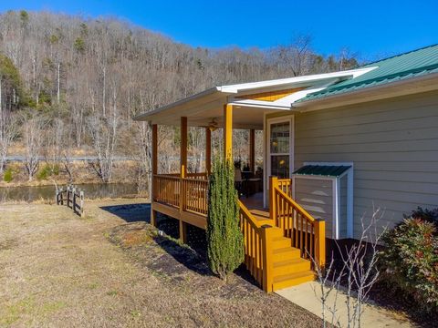 Photo of 990 Hornet Dr, Whittier, NC 28789 (MLS # 26045392)