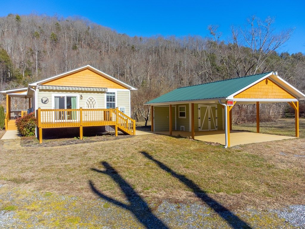 Photo of 990 Hornet Dr, Whittier, NC 28789 (MLS # 26045392)