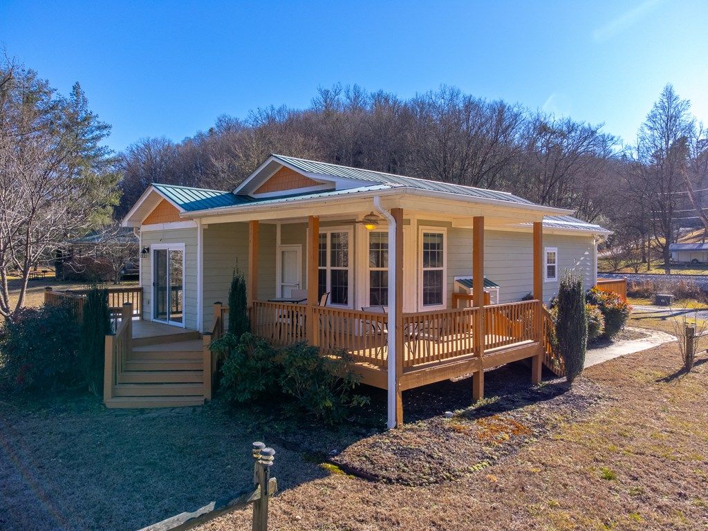 Photo of 990 Hornet Dr, Whittier, NC 28789 (MLS # 26045392)