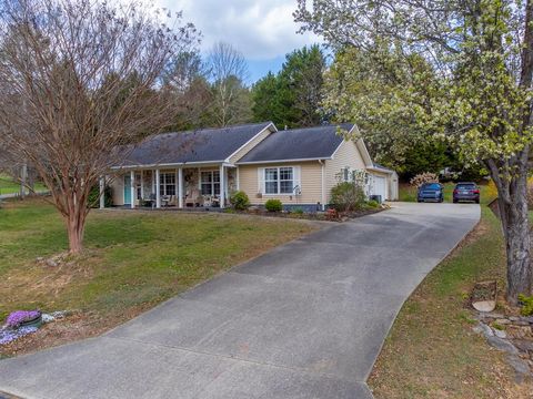 Photo of 427 West Coventry Dr, Franklin, NC 28734 (MLS # 26046752)