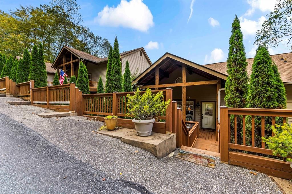 Photo of Unit 3 100 Sawgrass Dr, Whittier, NC 28789 (MLS # 26045424)