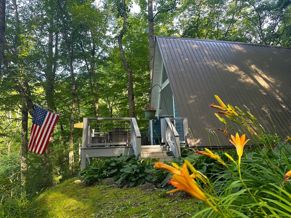 Photo of 35 Osceola Trl, Whittier, NC 28789 (MLS # 26047809)