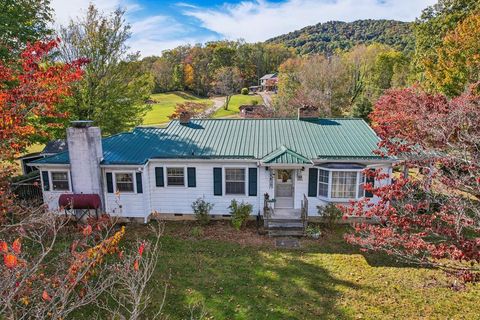 Photo of 400 Will Hyatt Rd, Waynesville, NC 28786 (MLS # 26043122)