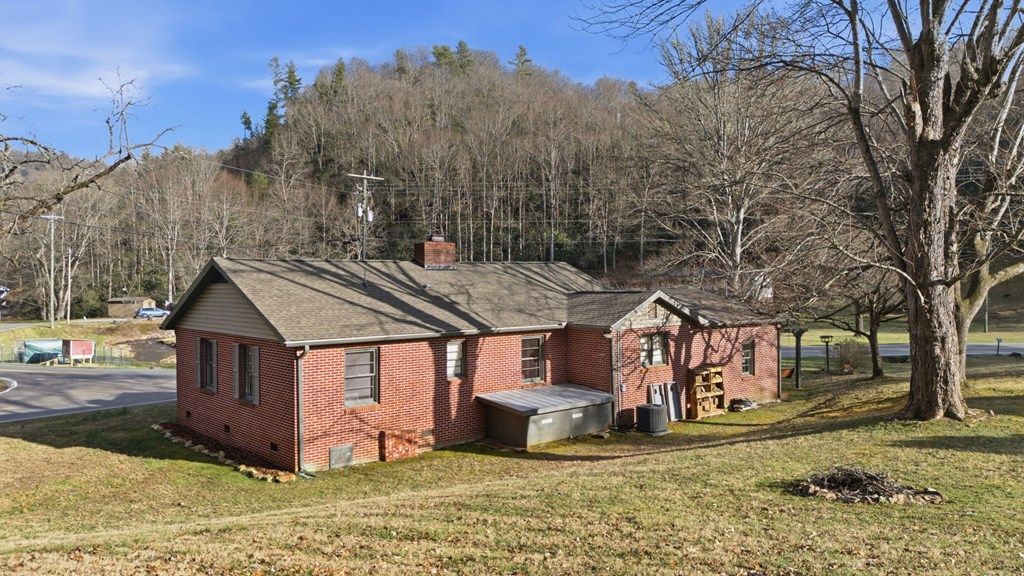 Photo of 504 Greens Creek Rd, Sylva, NC 28779 (MLS # 26045464)