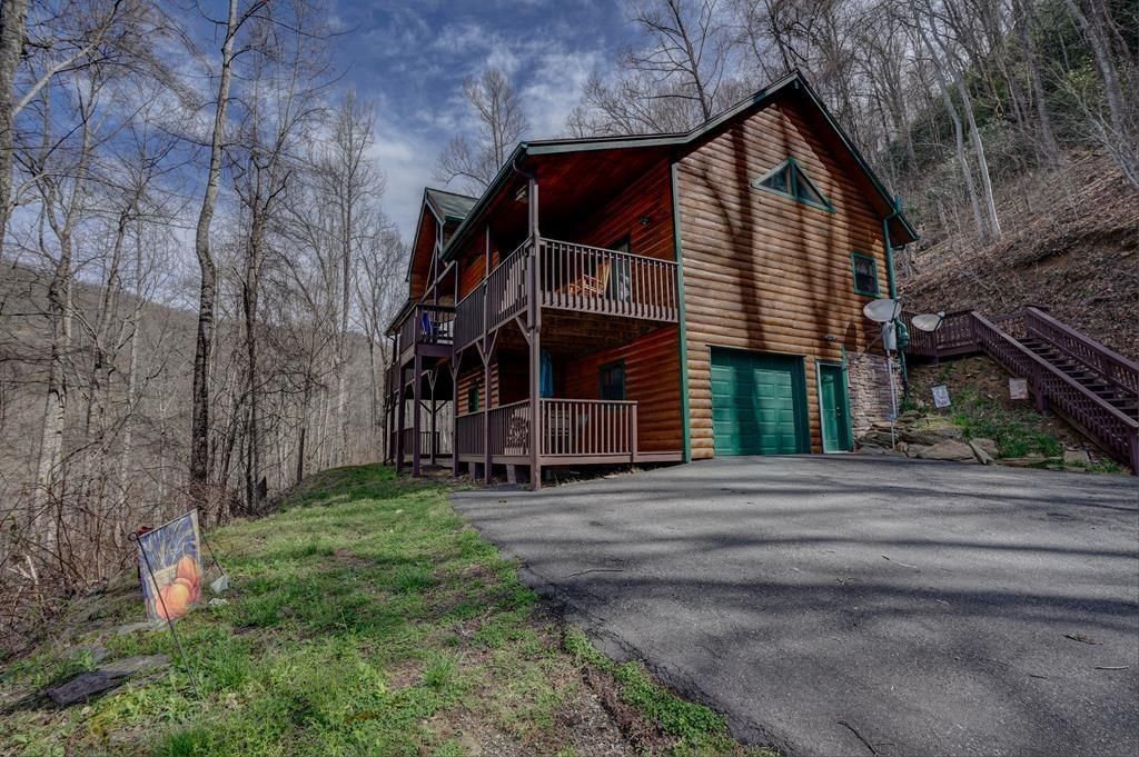 Photo of 233 Sunset Point, Bryson City, NC 28713 (MLS # 26042168)