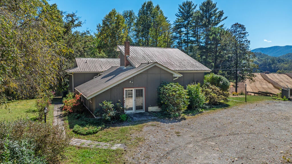 468 Valley Lane