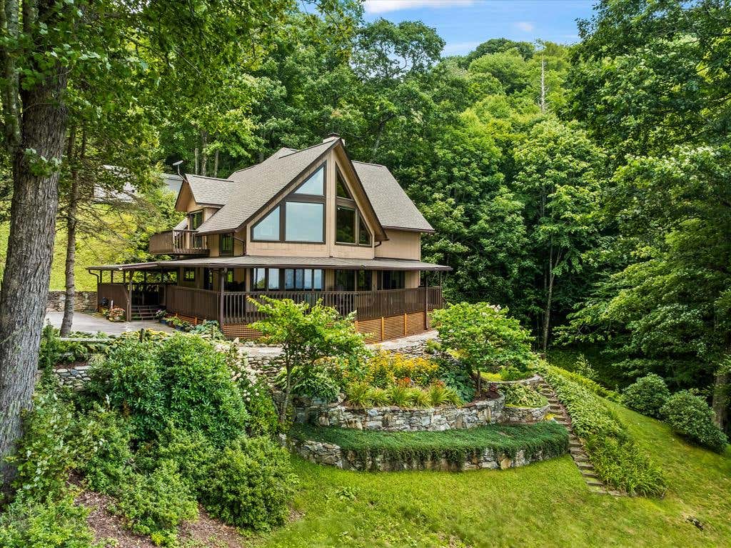 Photo of 670 Parkway Dr, Maggie Valley, NC 28751 (MLS # 26048098)