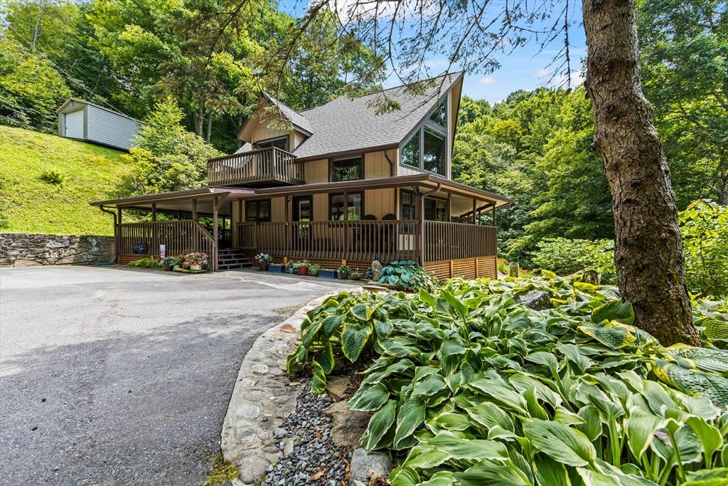 Photo of 670 Parkway Dr, Maggie Valley, NC 28751 (MLS # 26048098)