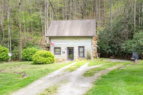 Photo of 366 Newman Rd, Franklin, NC 28734 (MLS # 26047207)