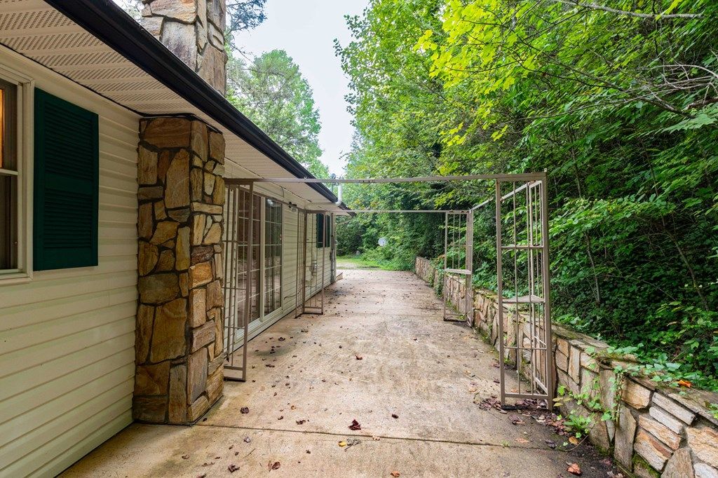 Photo of 154 Mccracken Road, Bryson City, NC 28713 (MLS # 26041934)