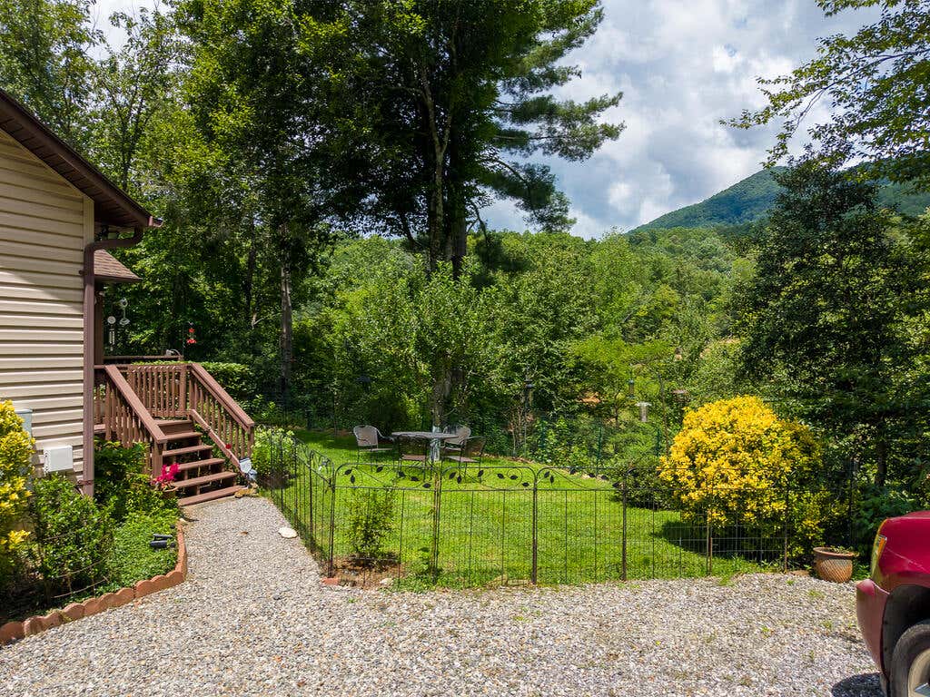 Photo of 212 Sycamore Dr, Whittier, NC 28789 (MLS # 26048187)
