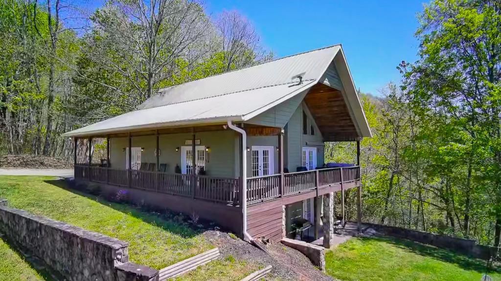 Photo of 576 Grizzly Ridge, Bryson City, NC 28713 (MLS # 26047056)
