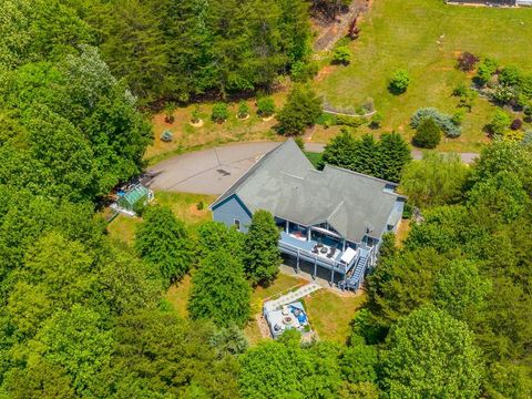 Photo of 264 Chapel Cove Circle, Franklin, NC 28734 (MLS # 26047225)